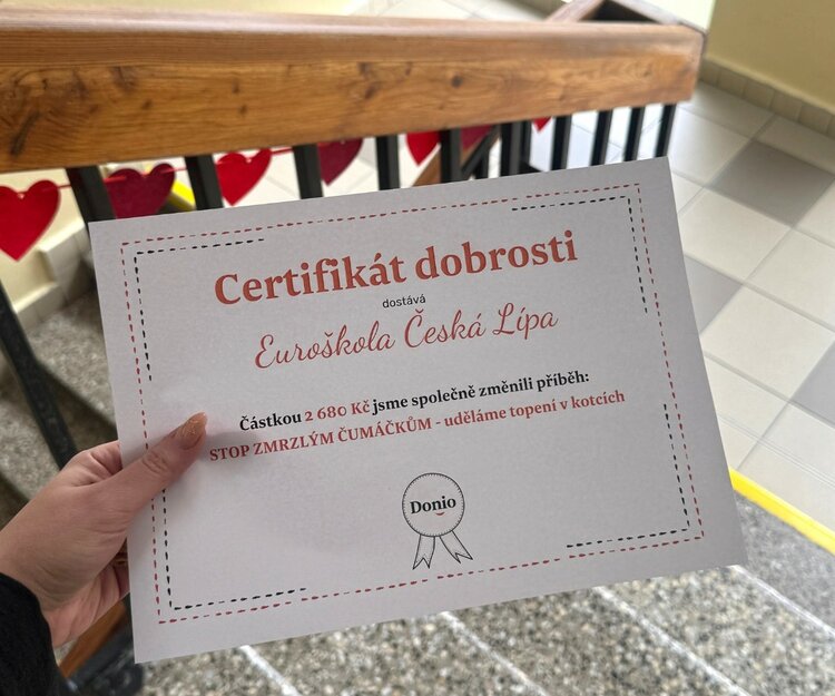 Valentinstag voller Freude und Hilfsbereitschaft Eine Hand hält ein Zertifikat mit der Aufschrift "Certifikát dobrosti" für Euroškola Česká Lípa. Der Text auf dem Zertifikat besagt, dass eine Person 2.680 Kronen gespendet hat.