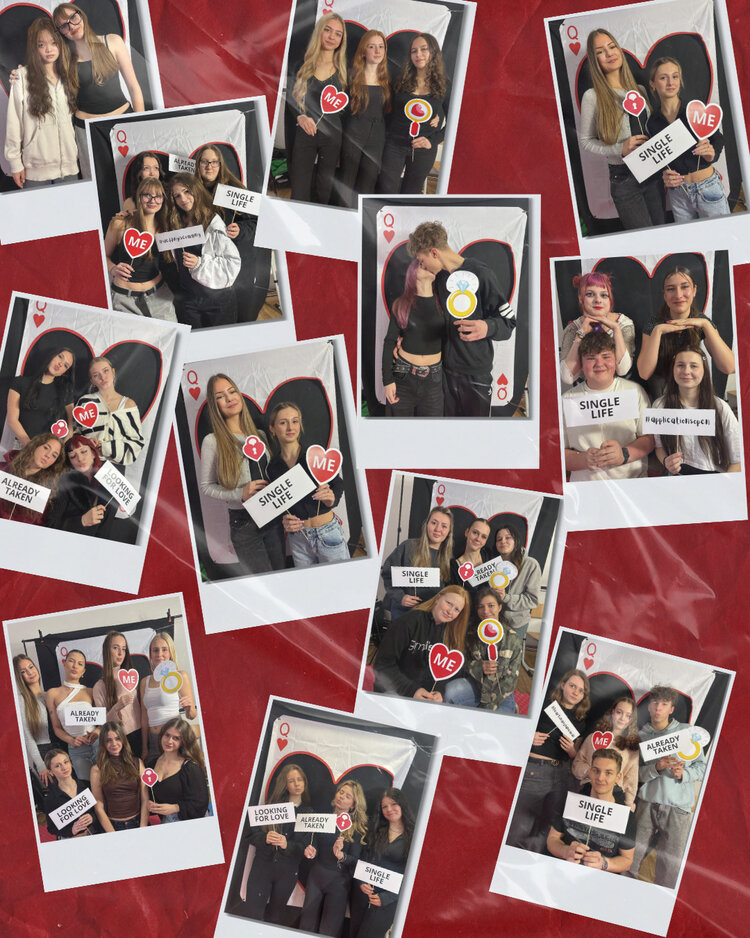 Valentinstag voller Freude und Hilfsbereitschaft Ein Collage-Foto zeigt mehrere Gruppen junger Menschen, die vor einem roten Hintergrund mit einem überdimensionalen Spielkartenmotiv (Herz Queen) posieren. Sie halten Schilder mit Aufschriften wie "Single Life", "Already Taken" und "Looking for Love".
